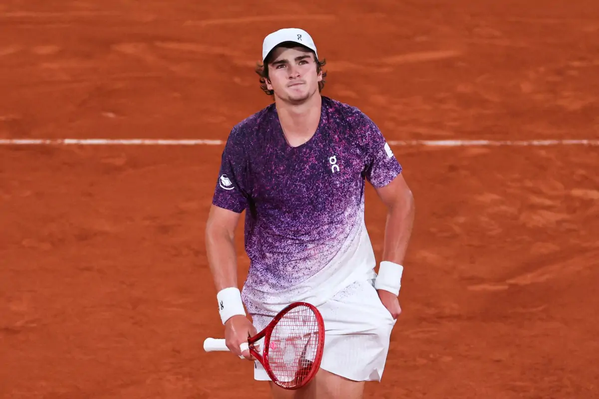 João Fonseca perde para Mensik e se despede nas quartas de Roland Garros