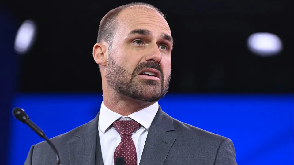 Eduardo Bolsonaro volta a questionar sistema eleitoral em transmissão