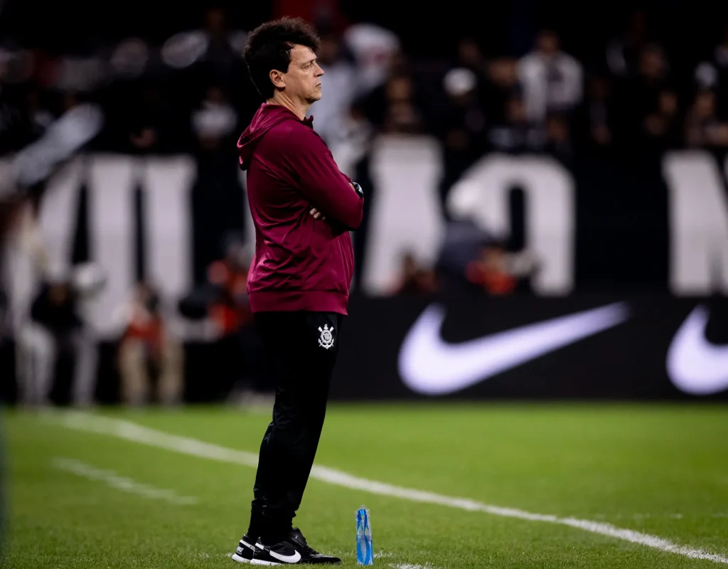 Fernando Diniz critica gramado e lamenta lesões no Corinthians