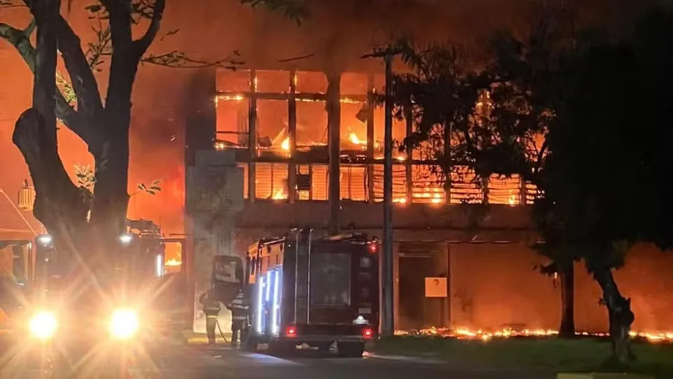 Incêndio na UFPE: perícia é suspensa por risco estrutural