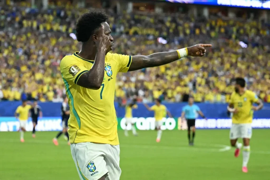 Brasil vence Escócia, avança líder e tem estreia de Neymar