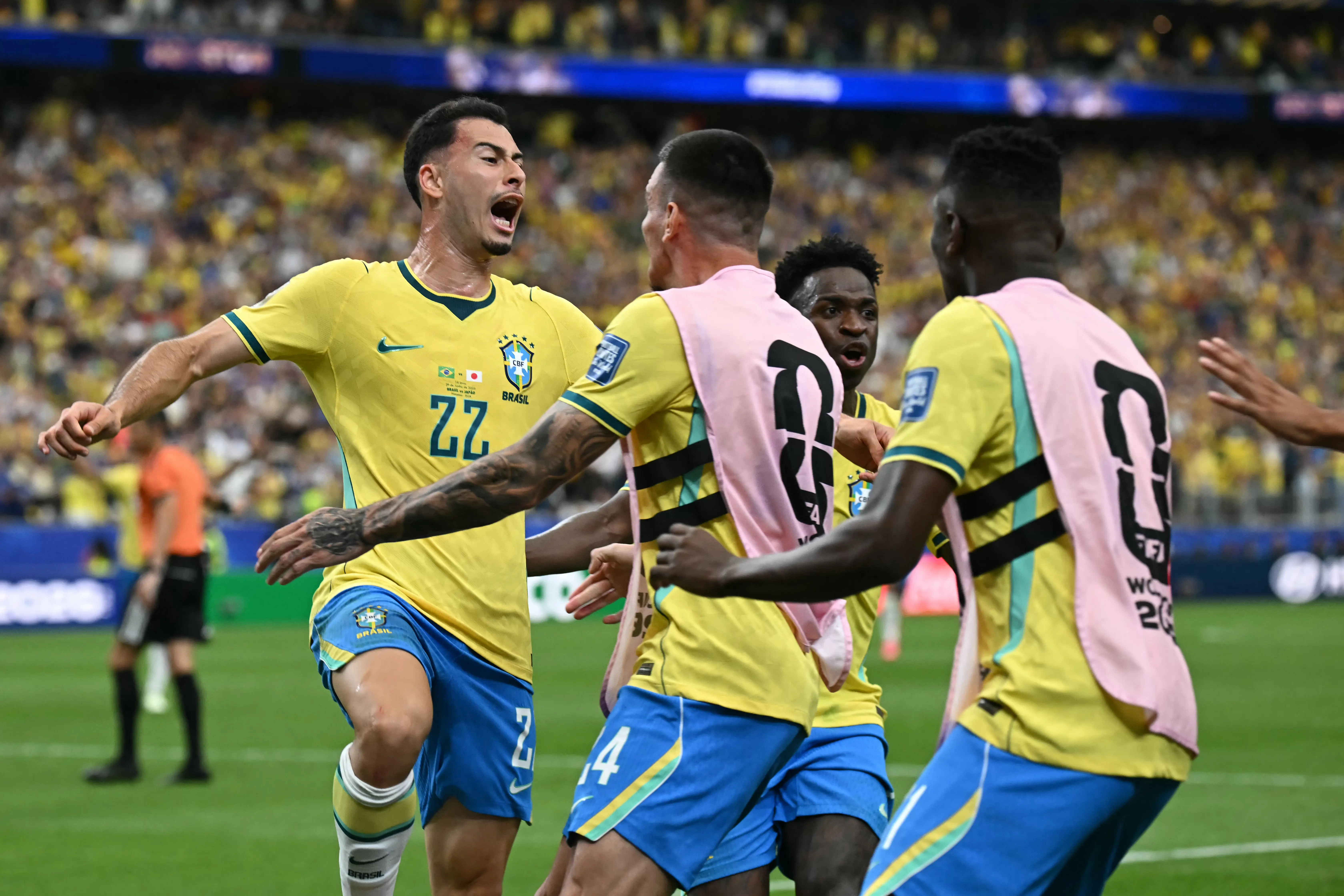 Brasil vence Japão de virada e avança às oitavas da Copa