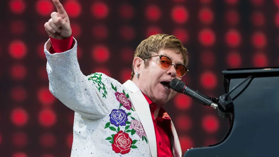 Elton John é visto de cadeira de rodas após show no Rio