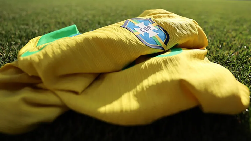 Polícia apreende figurinhas e camisas falsas da Copa em SP