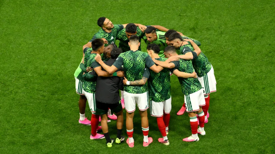 México vence Equador e avança às oitavas da Copa do Mundo
