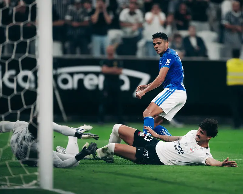 Corinthians perde para o Cruzeiro e fica fora do G5