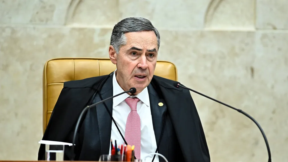 Barroso é internado em São Paulo após intoxicação alimentar
