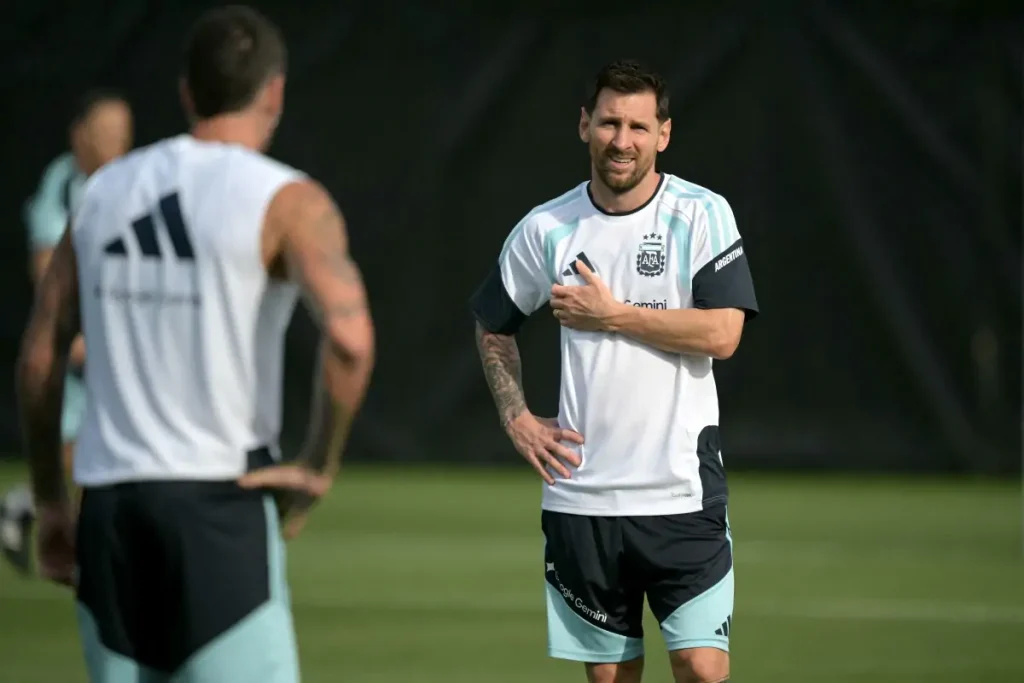 Messi treina com Argentina após atualização sobre saúde do pai