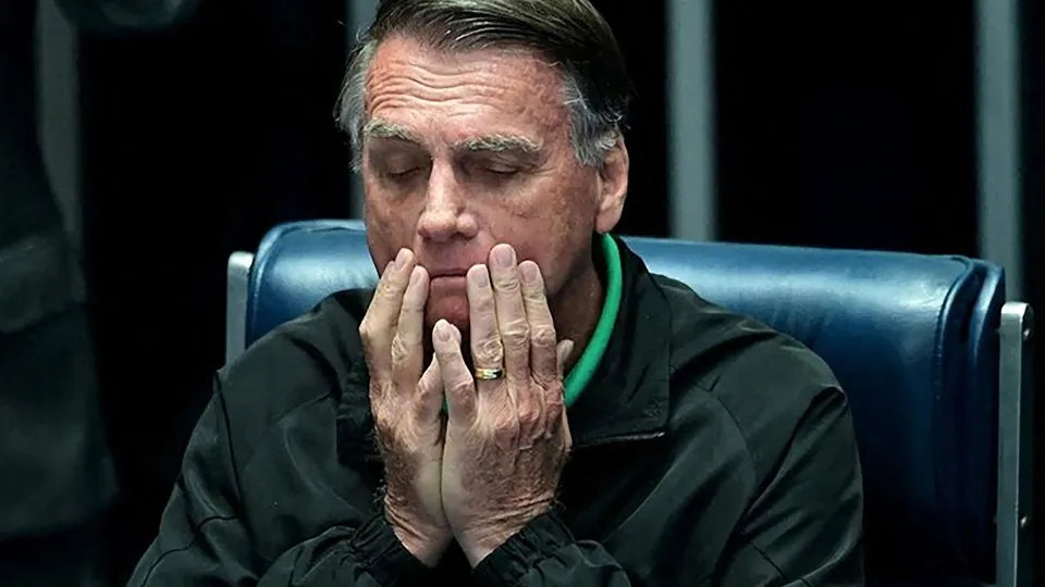 Defesa de Bolsonaro explica envio de pistola para conserto