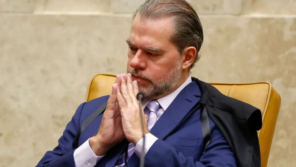 Clima de desconfiança isola Fachin no STF após caso Toffoli