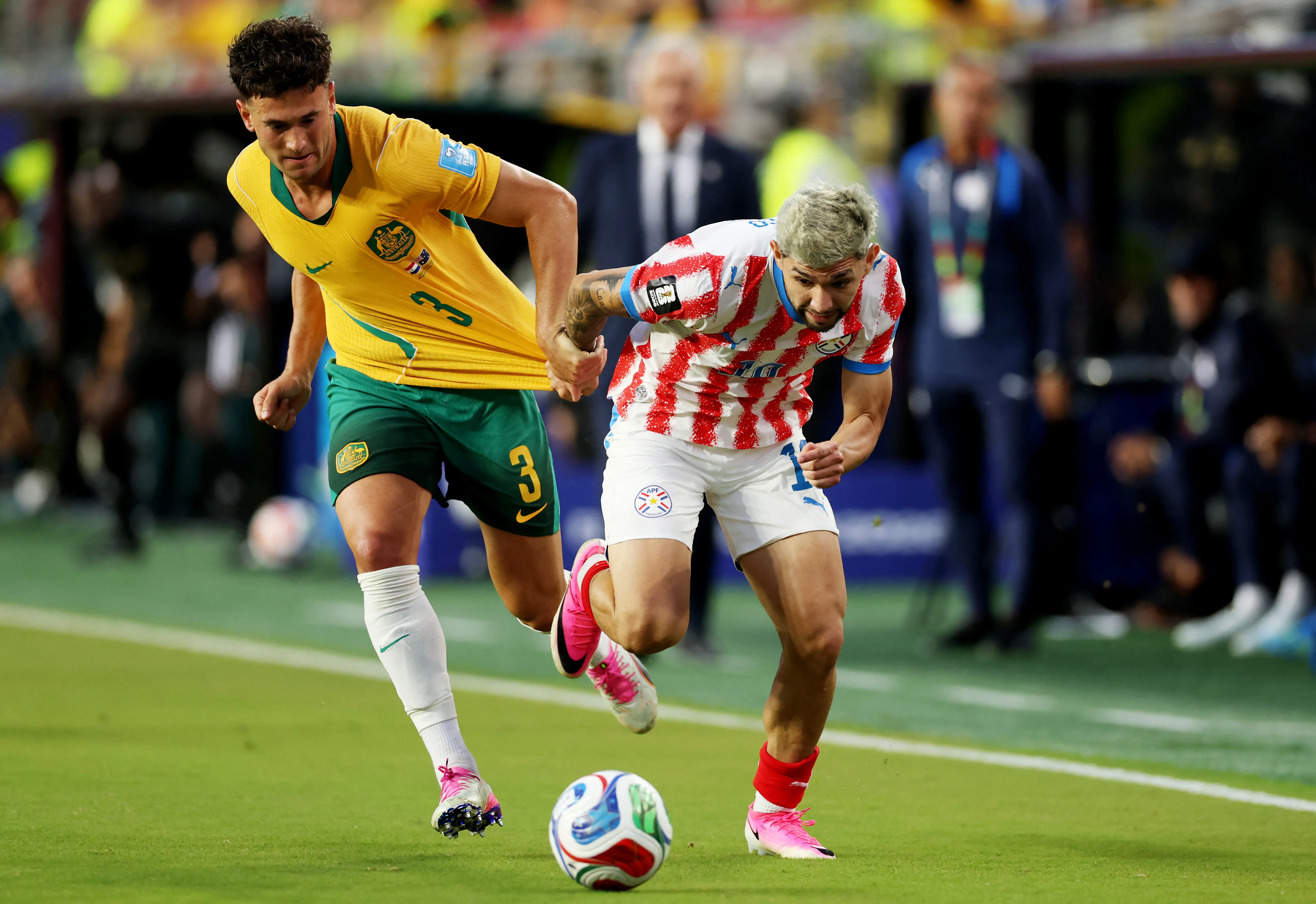 Austrália empata com Paraguai e avança às oitavas da Copa do Mundo
