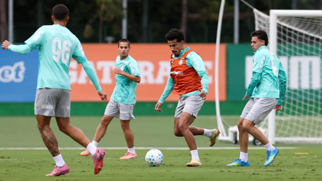 Gustavo Gómez recebe homenagem por marca histórica no Palmeiras