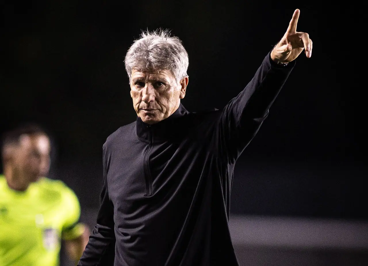 Renato Gaúcho é alvo de protestos após derrota do Vasco