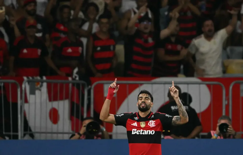 Flamengo goleia Medellín e mantém 100% na Libertadores