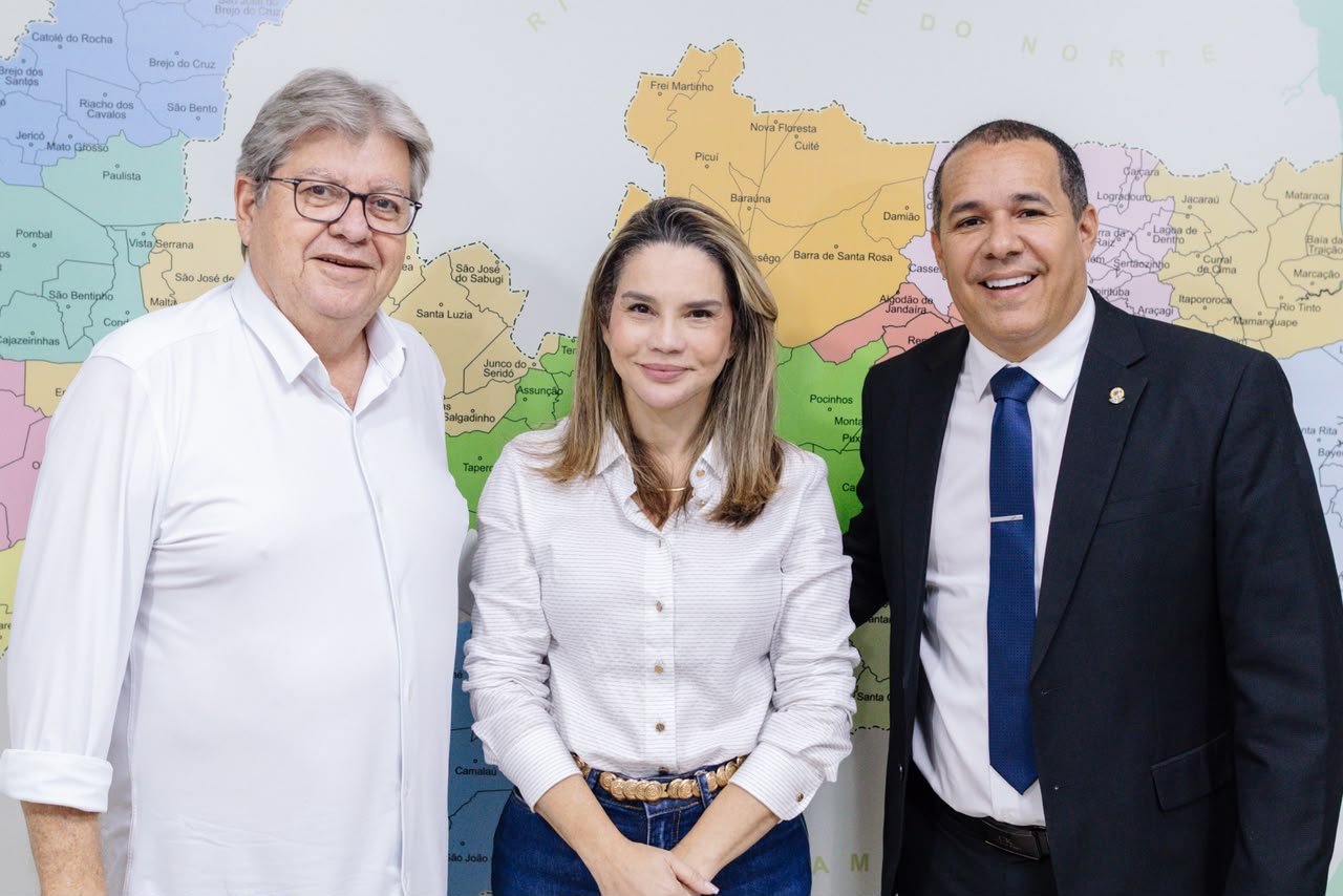 João Azevêdo recebe apoios políticos no Conde, Alhandra e Pitimbu