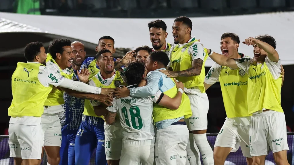 Palmeiras goleia o Vitória e amplia vantagem na liderança do Brasileirão