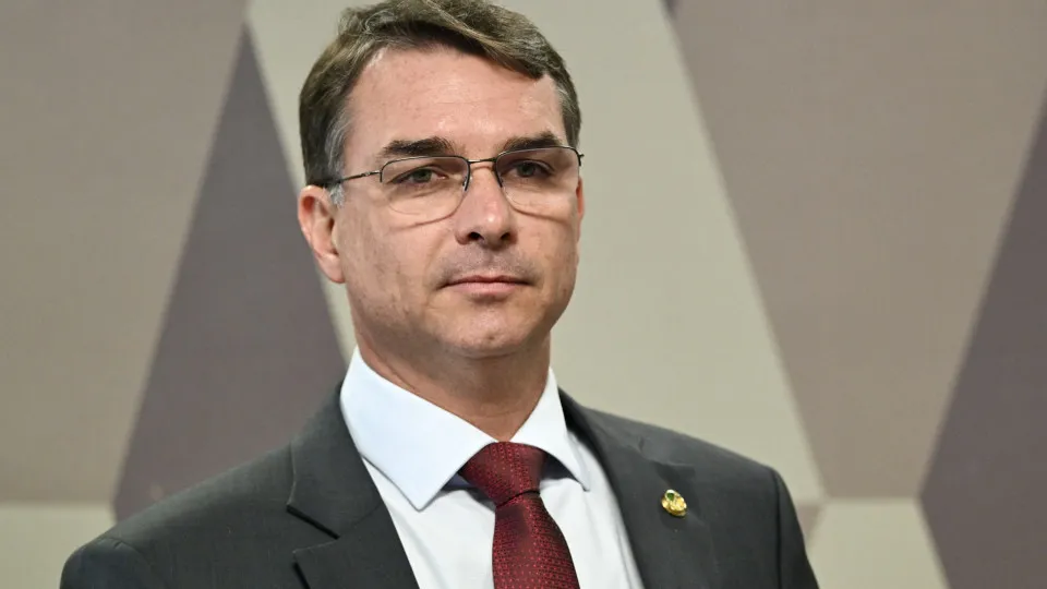 Senado diz que Flávio Bolsonaro não pediu missão oficial