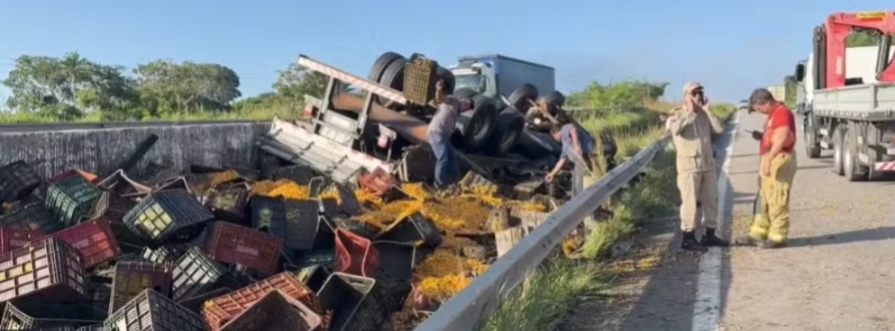 Caminhoneiro morre após caminhão capotar na BR-101, em Caaporã
