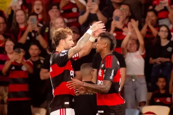 Flamengo vence Vitória e reduz distância para o Palmeiras
