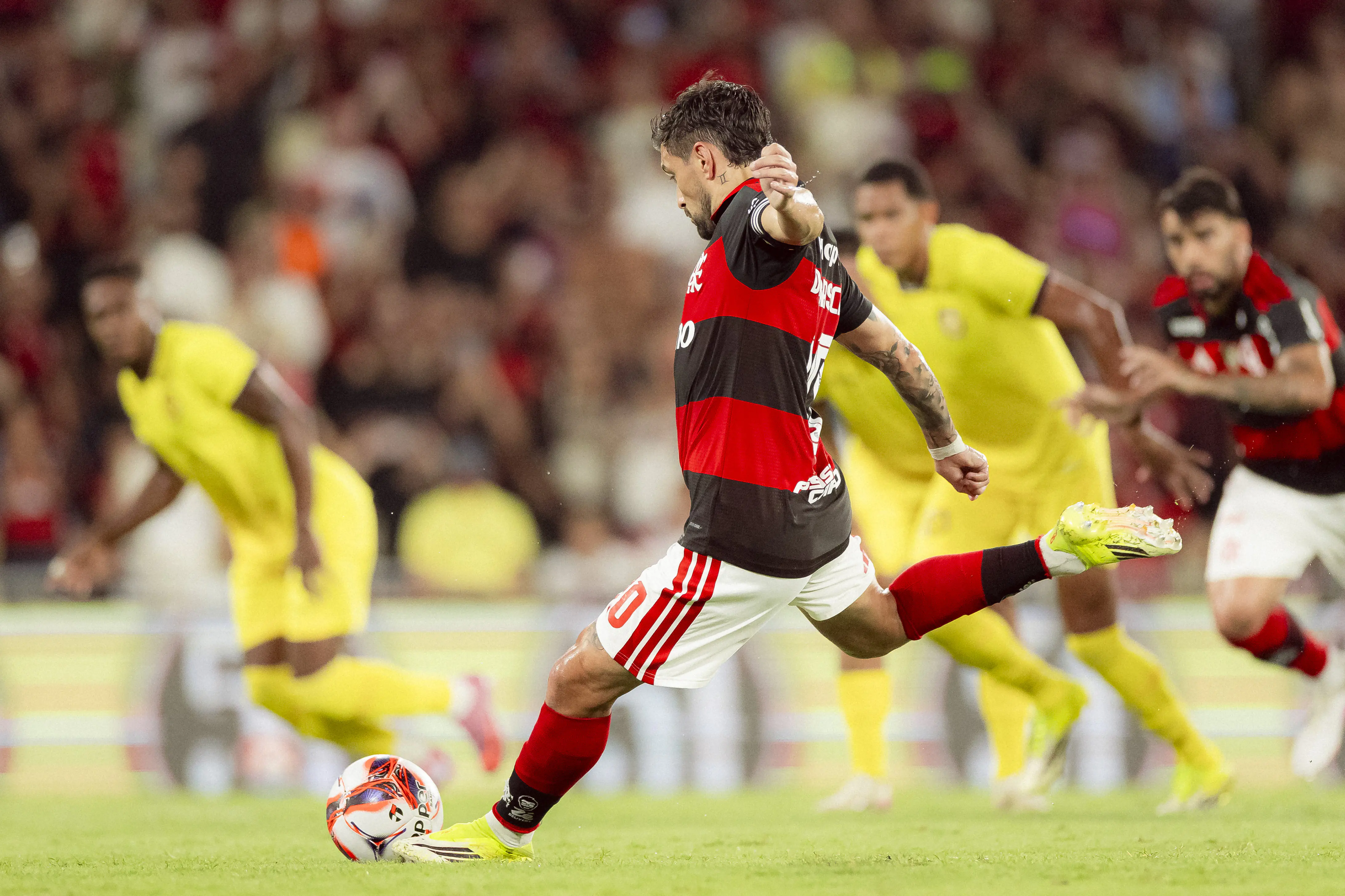 Flamengo vence Madureira e abre vantagem na semifinal