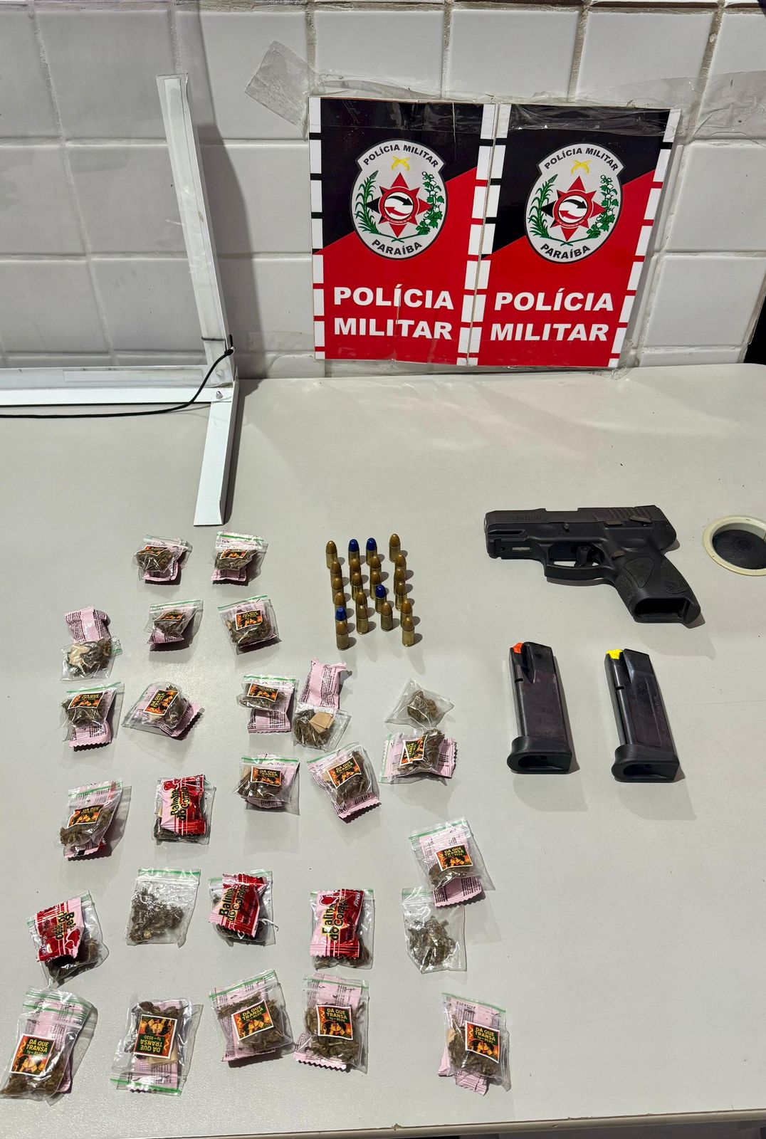 Força Tática prende suspeito com arma e drogas em São Bento