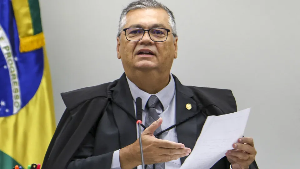 Dino libera posts sobre Nossa Senhora Aparecida e Flávio