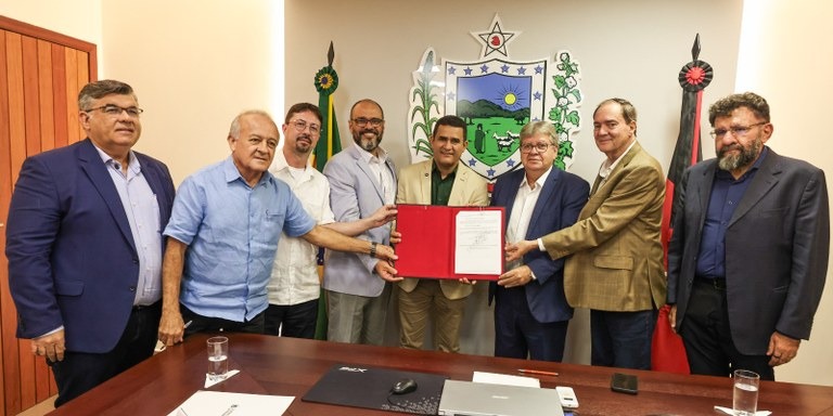 João Azevêdo assina convênio para fábrica do Lifesa na PB