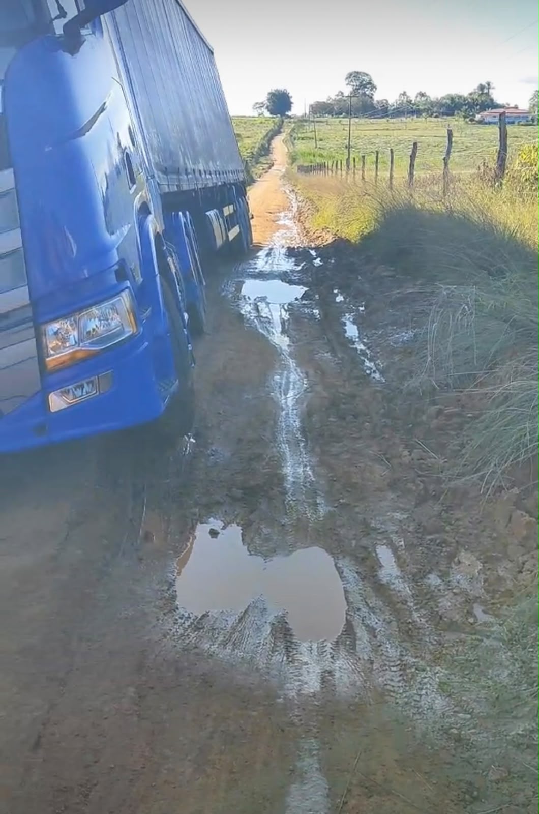 Guarabira: Caminhão carregado de abacaxis interdita acesso ao Sítio Carrasco
