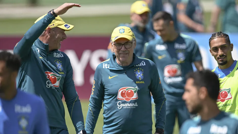Ancelotti mantém mistério sobre time do Brasil para estreia na Copa