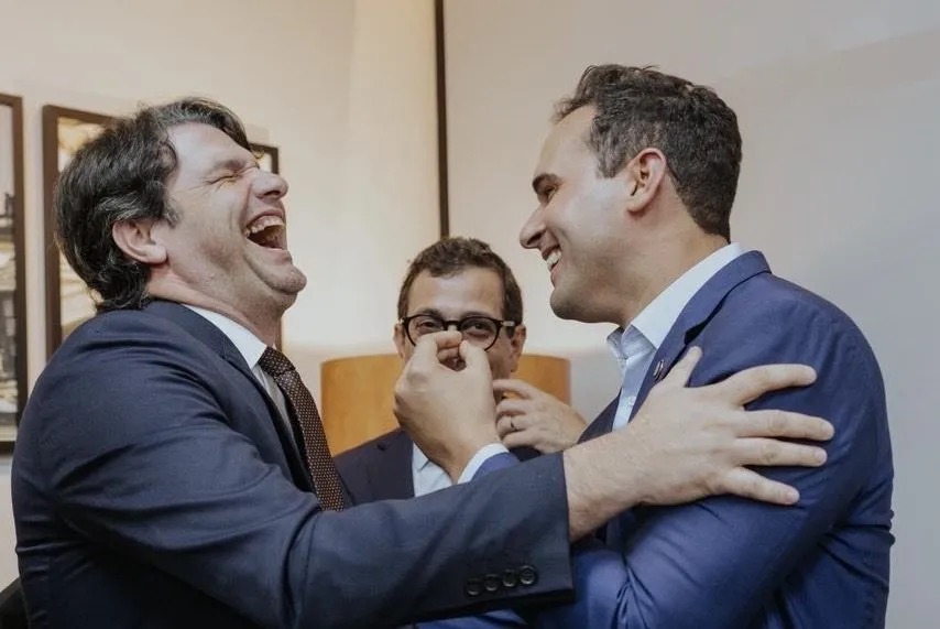 Leo Bezerra comenta foto com Lucas Ribeiro e nega desconforto 