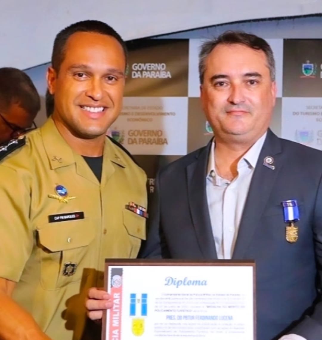 Ferdinando Lucena recebe medalha da PM por serviços ao turismo