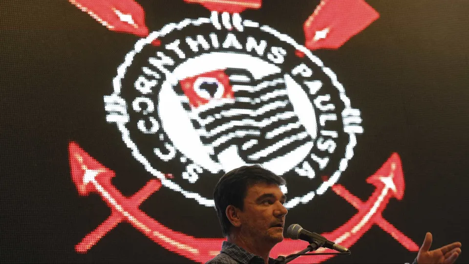Conselho do Corinthians expulsa Andrés Sánchez após sessão tensa