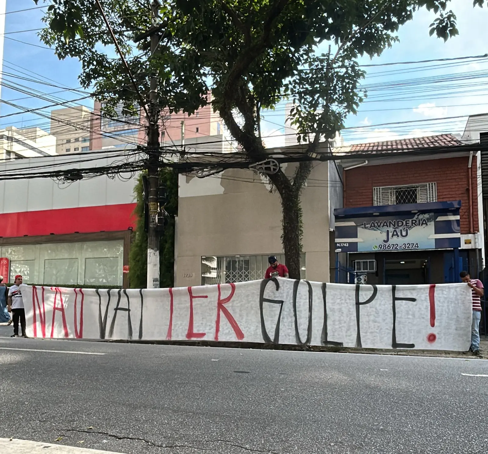 Reunião no São Paulo tem protestos e nega golpe