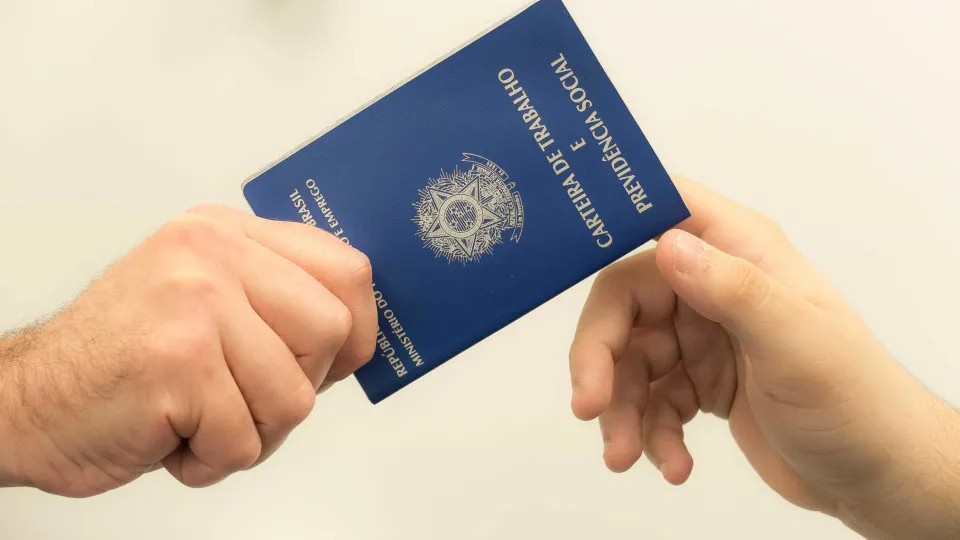 CCJ do Senado aprova PEC que acaba com escala 6x1
