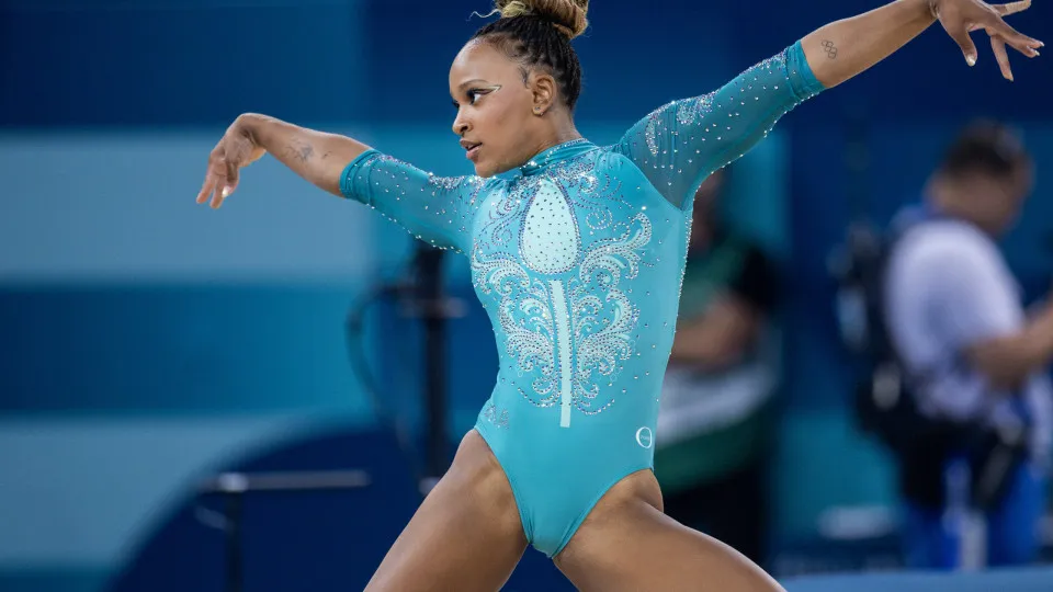 Rebeca Andrade volta ao Mundial e encaminha vaga na final do salto