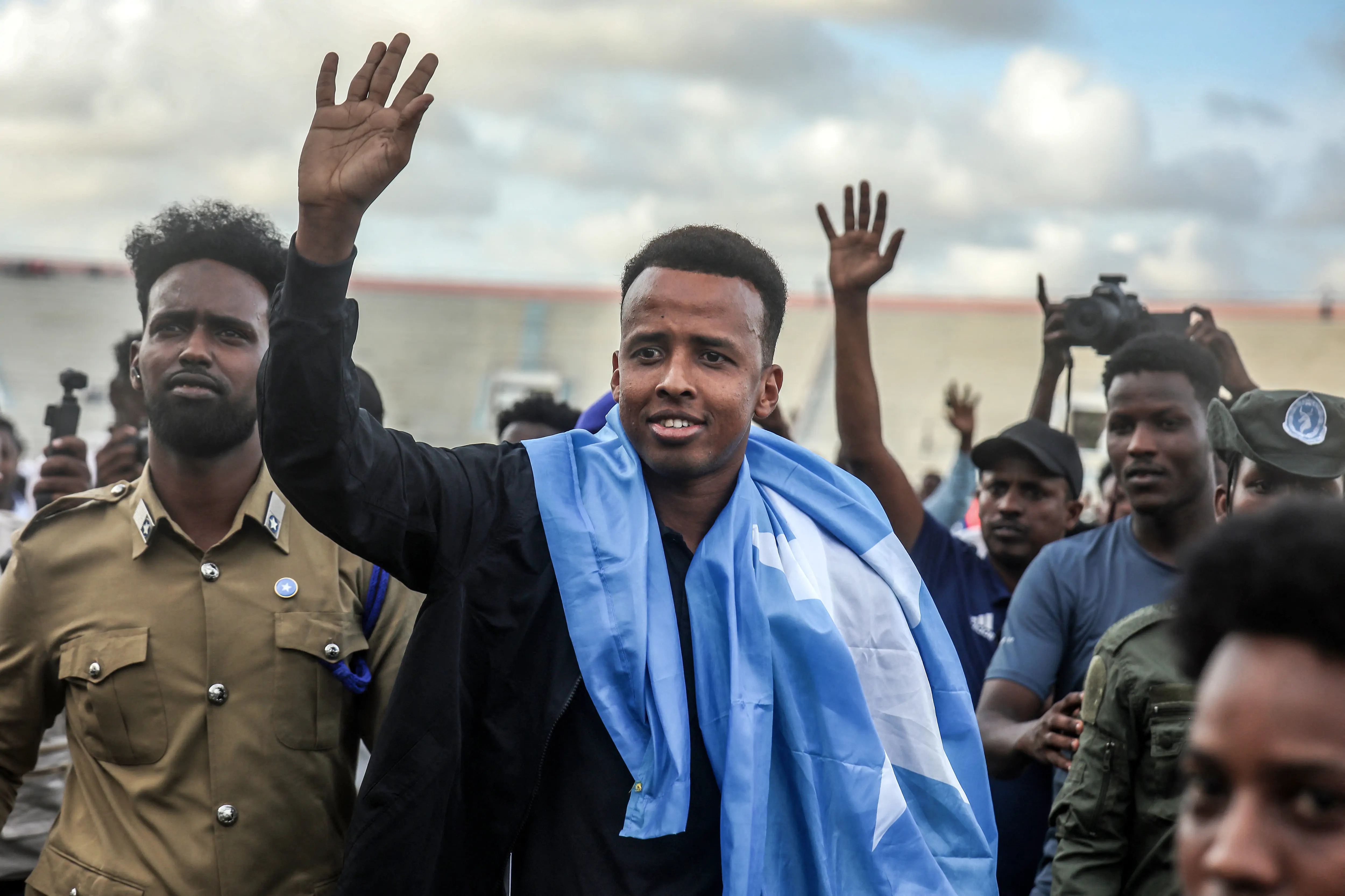 Árbitro somali barrado na Copa é recebido como herói