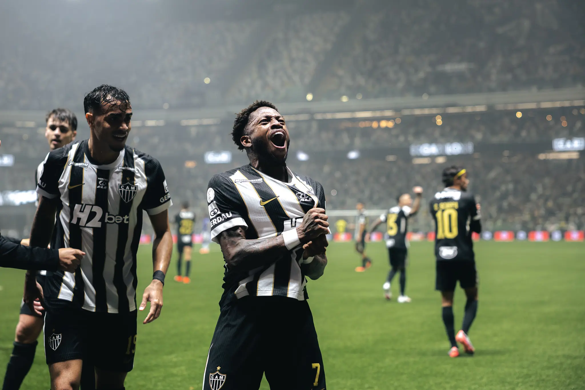 Atlético-MG vence Cruzeiro de virada e vai à semifinal