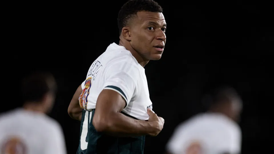 Mbappé pede desculpas à China após polêmica com meme de Mao Zedong