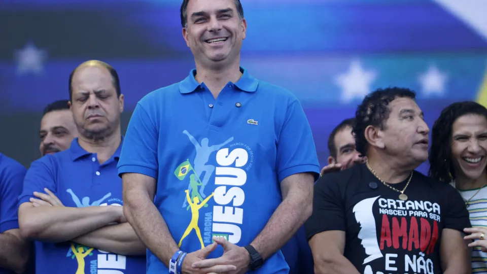 Flávio Bolsonaro sinaliza mulher como vice em chapa presidencial