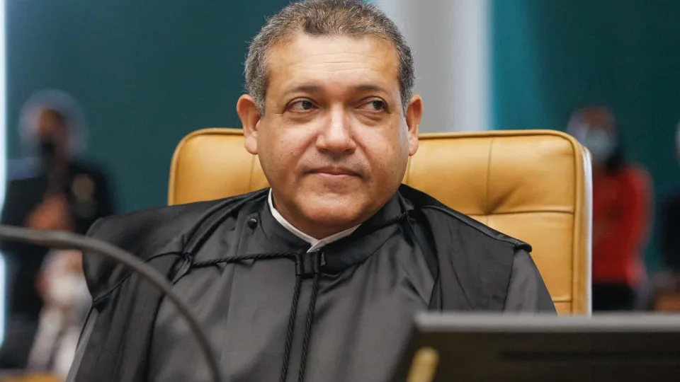 Nunes Marques manda retirar propaganda de Lula contra Flávio