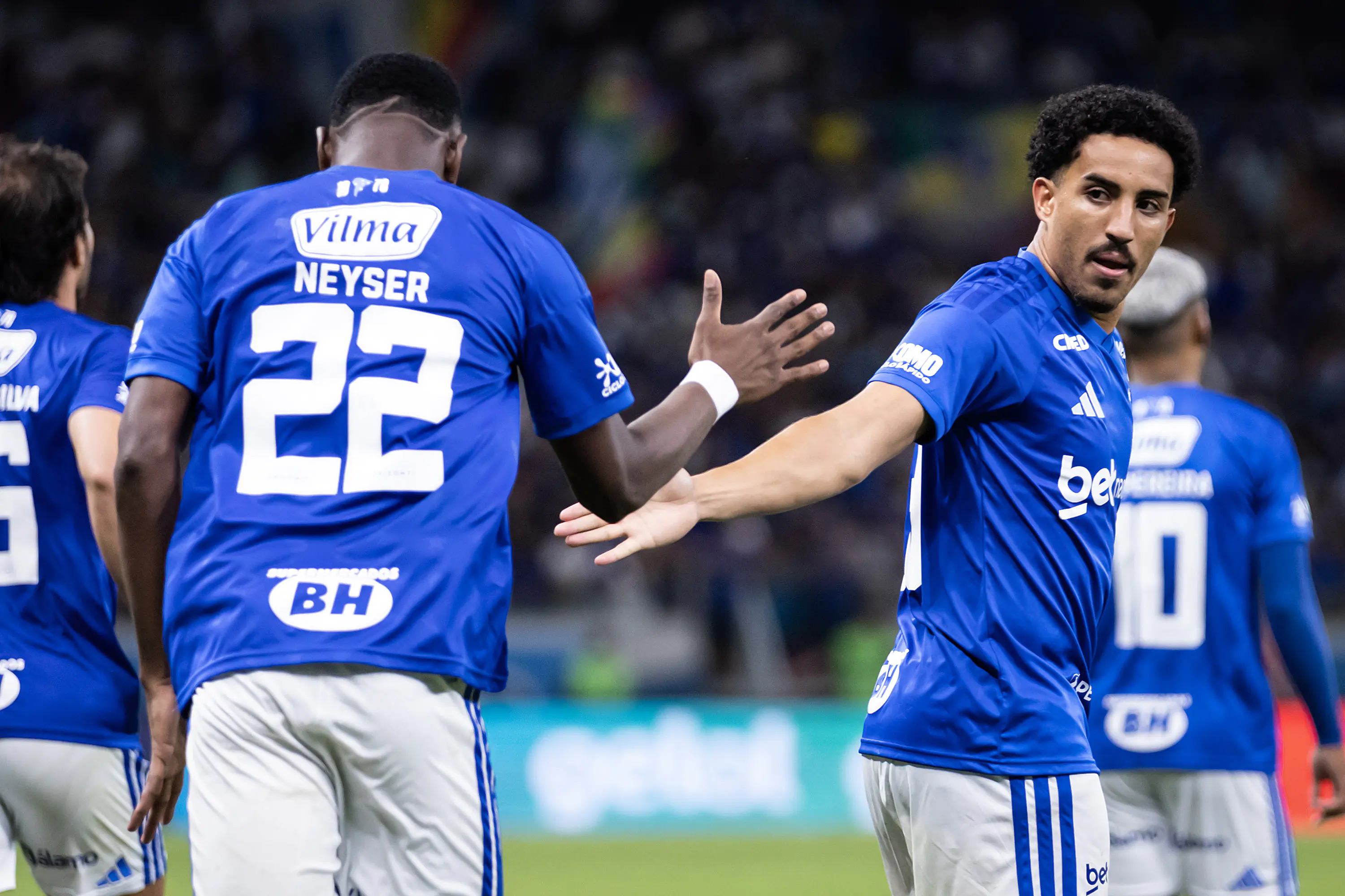 Cruzeiro vence Bragantino de virada e sai do sufoco