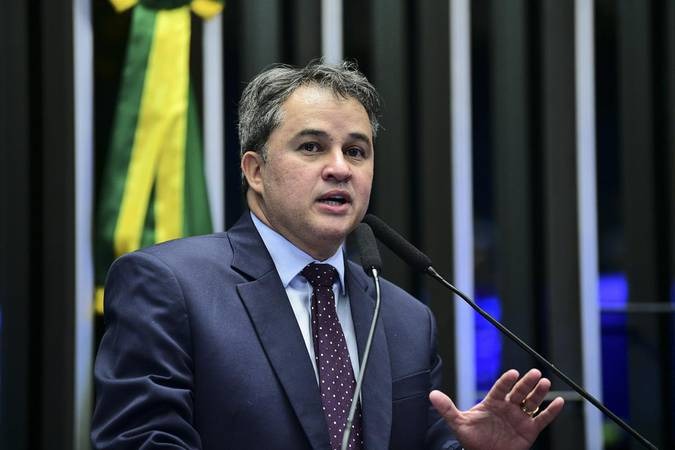 Efraim Filho é único senador da Paraíba a apoiar PEC alternativa à escala 6x1