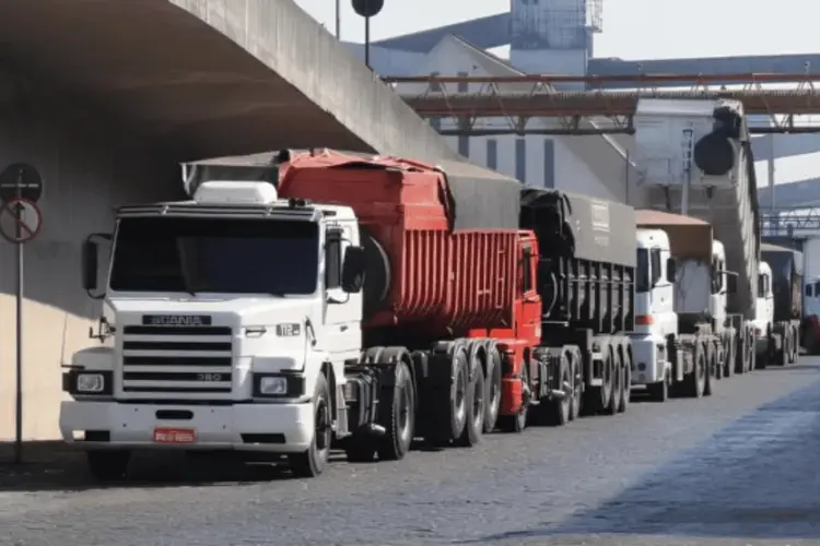 Paralisação de caminhoneiros afeta acessos a portos e rodovias