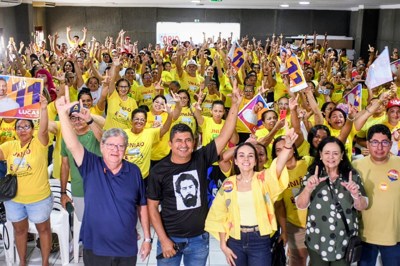 João assume compromisso de buscar recursos no Senado para ampliar habitação popular na PB