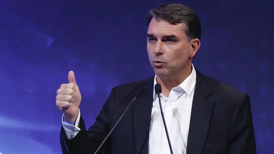 Flávio Bolsonaro vai ao Ceará em meio à disputa no PL