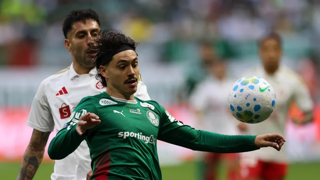 Palmeiras empata com Inter e vê Flamengo encostar na liderança