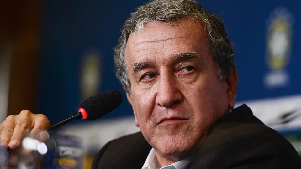 Parreira passa por procedimento e segue internado na UTI