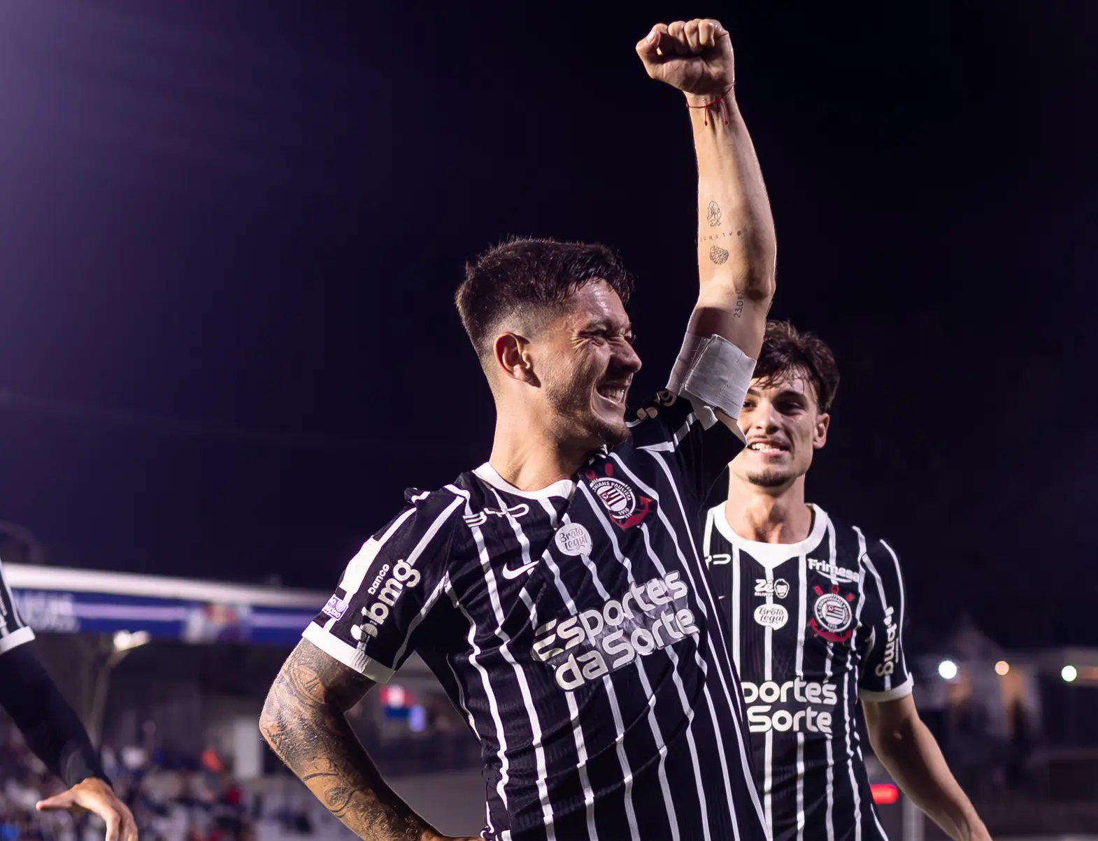 Corinthians vence Bragantino e sobe para 7º no Brasileirão