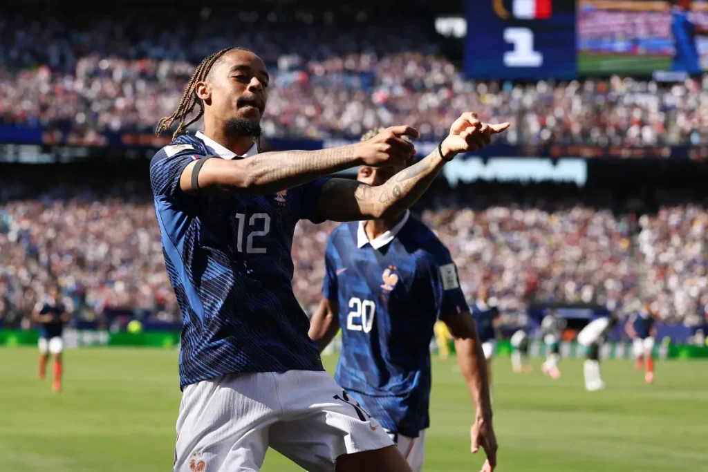 Mbappé bate recordes e França estreia com vitória na Copa