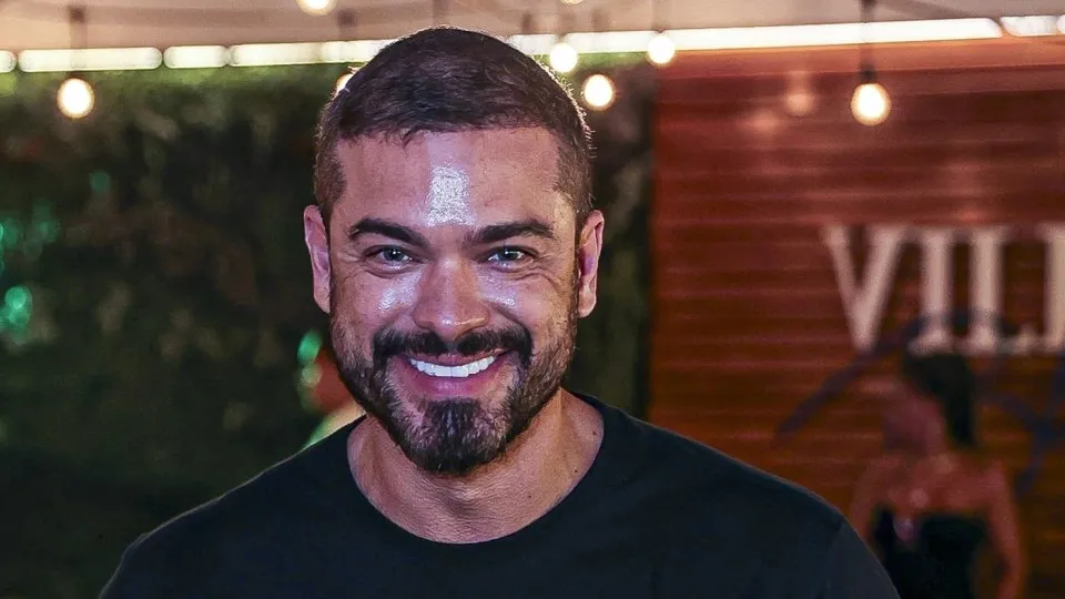 Sidney Sampaio mostra filho de 15 anos após anunciar gravidez